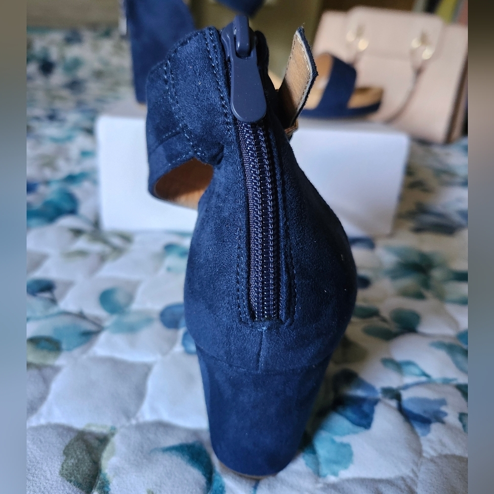 NWT Navy heel - Picture 2 of 4